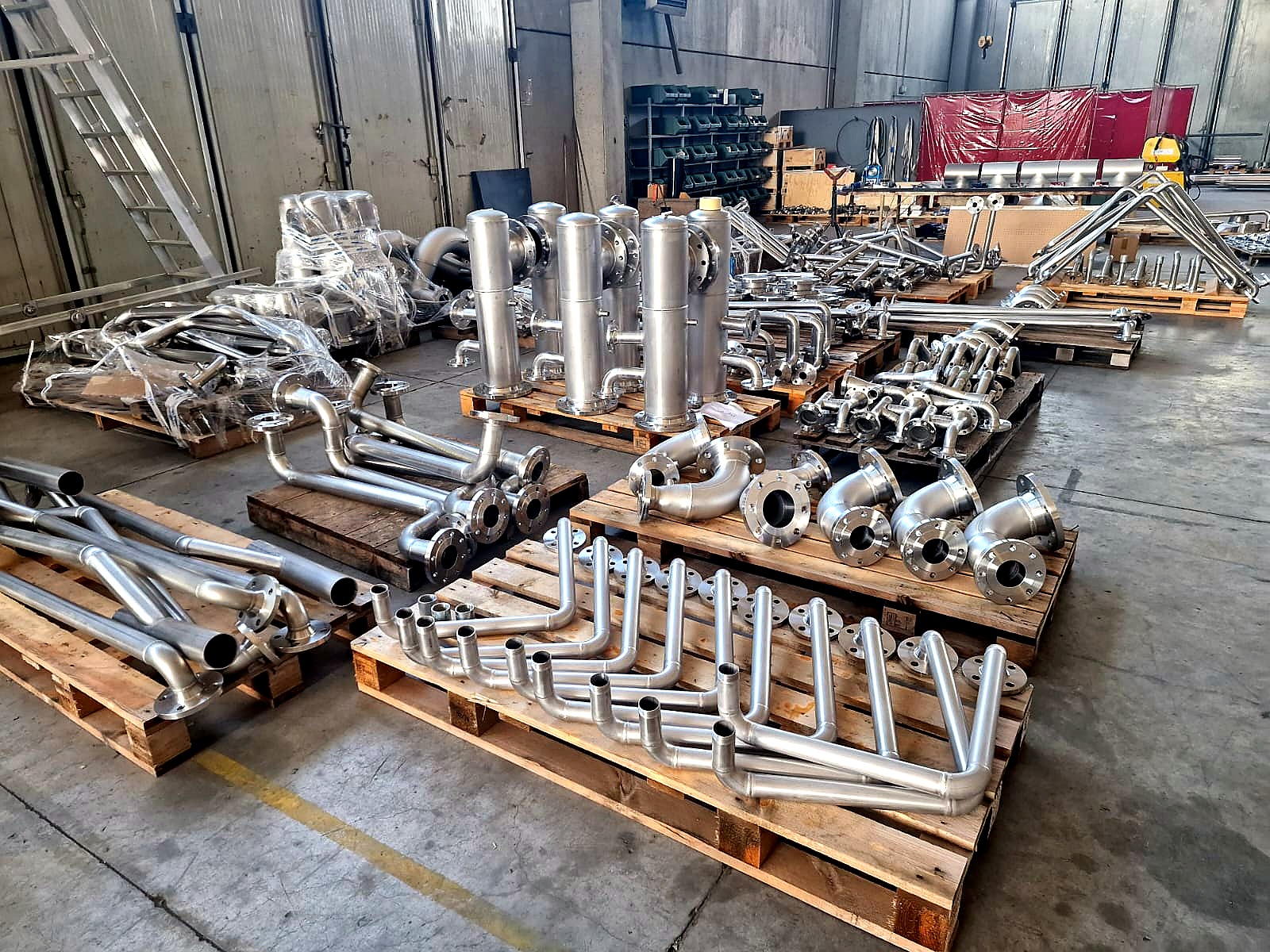 Raccorderia inox di precisione in officina