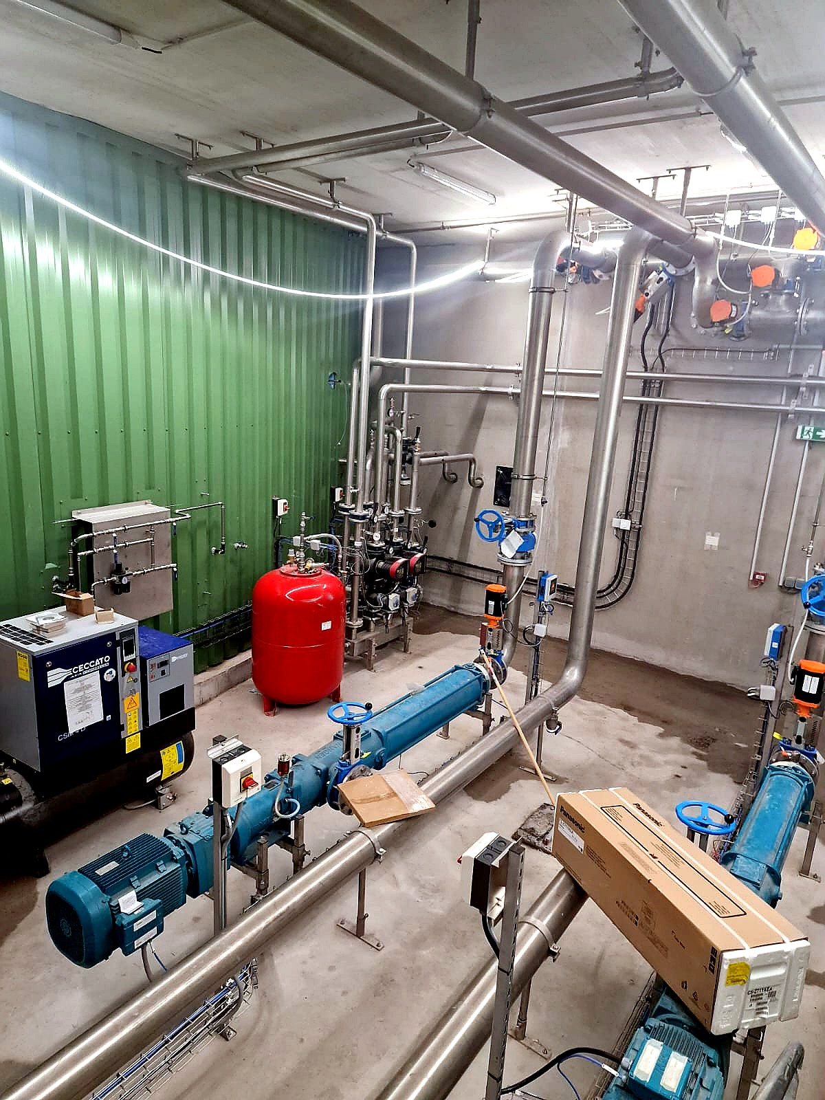Sala impianti con tubazioni inox