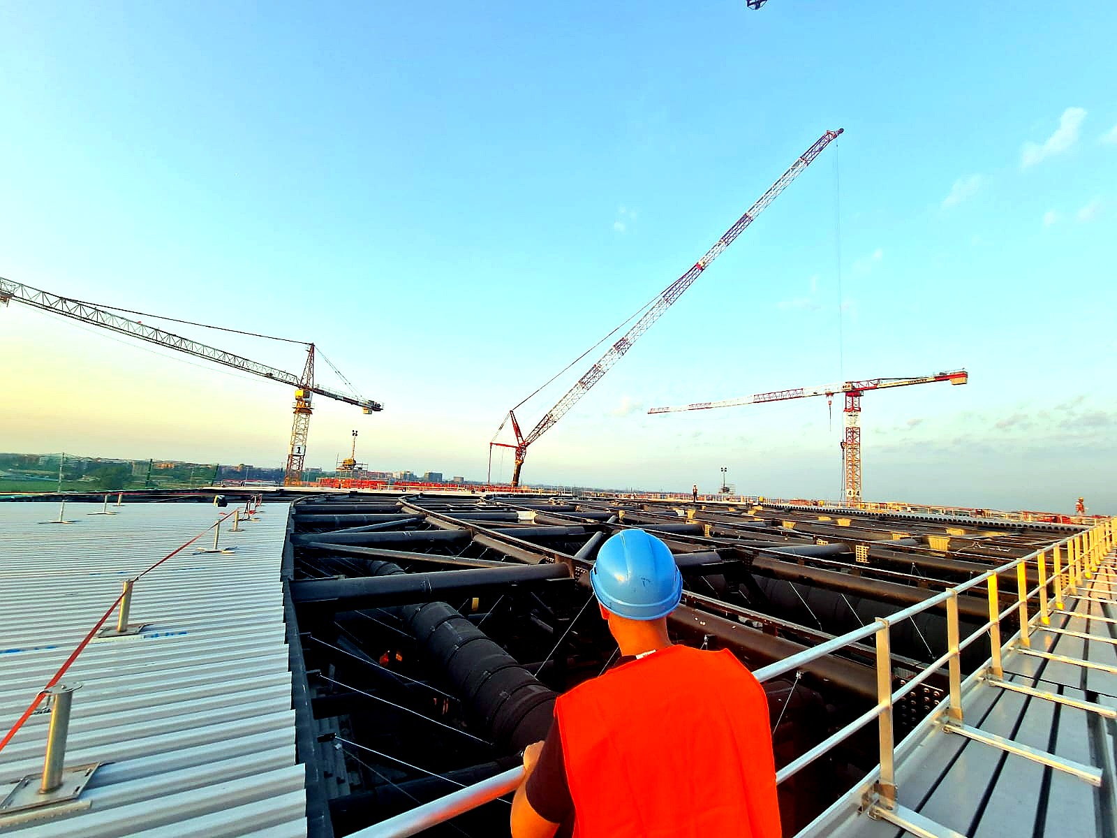 Supervisione cantiere con gru industriali